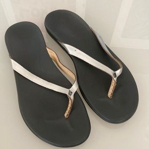 OluKai Poi & Black Ho'opio Leather Flip-Flop Size 10 Silver